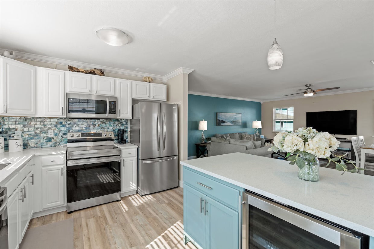 Well appointed kitchen ready for meals at the beach