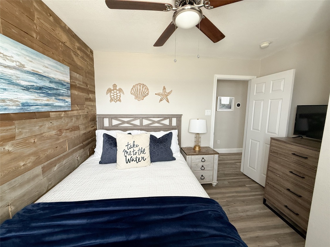 Second bedroom with queen size bed