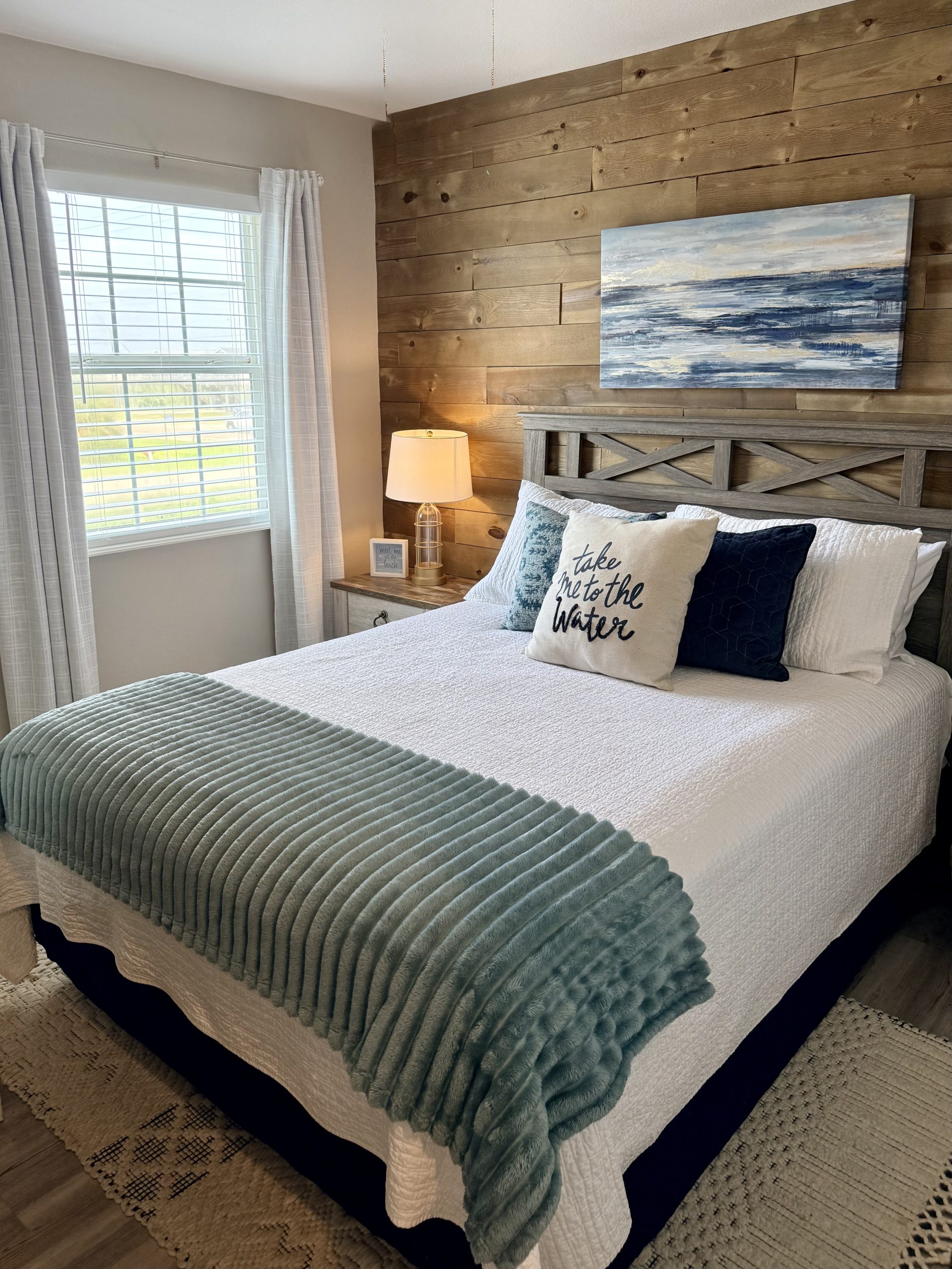 Second bedroom with queen size bed
